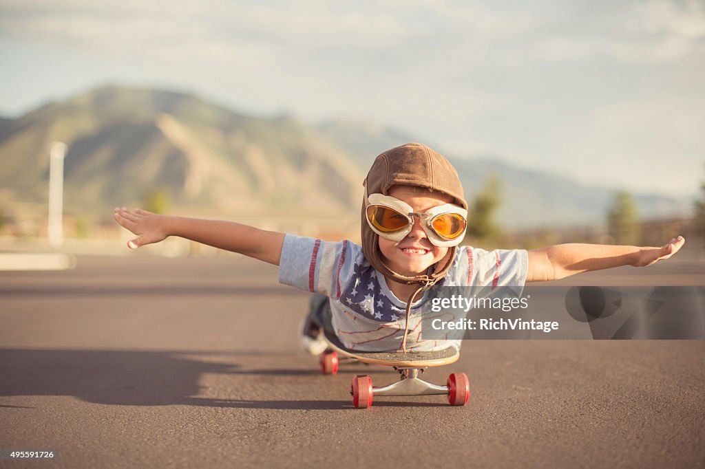 Junge fliegen auf Skateboard präsentiert