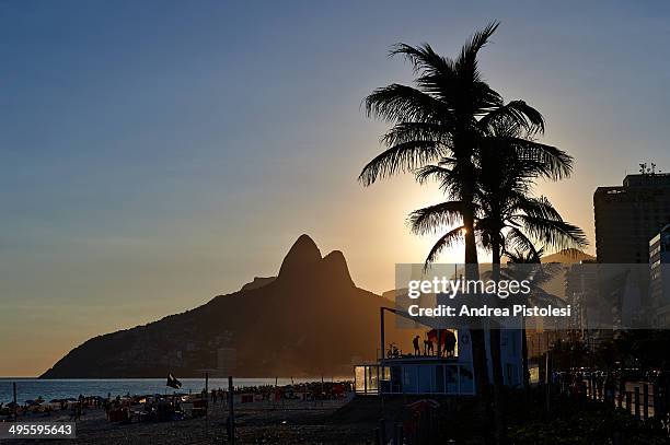 ipanema beach, rio de janeiro, brazil - ipanema beach stock-fotos und bilder