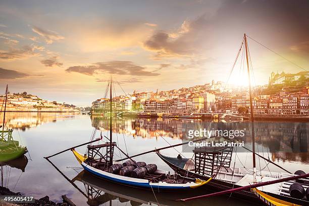la vista de oporto desde río duero - porto portugal fotografías e imágenes de stock