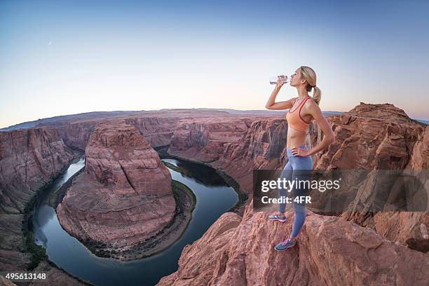 esportivo mulher refrescante, beber água no horseshoe bend - lake powell - fotografias e filmes do acervo