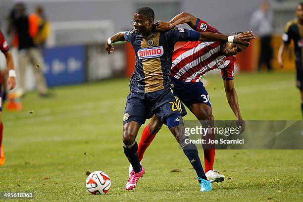 Maurice Edu of Philadelphia Union and Oswaldo Minda of Chivas USA vie for position in the first half at StubHub Center on May 31, 2014 in Los...