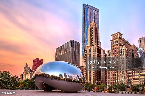 sonnenaufgang am cloud gate - chicago millennium park bean stock-fotos und bilder