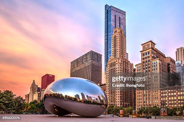 sonnenaufgang am cloud gate - millennium park chicago stock-fotos und bilder