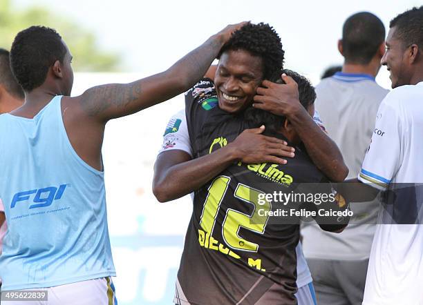 Players of Jaguares celebrate after winning the first leg final match between Jaguares and América de Cali as part of Torneo Postobón 2014 at...