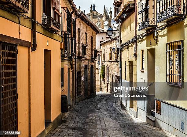 estreita rua medieval de toledo, espanha - distrito histórico imagens e fotografias de stock