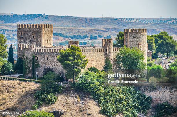 castillo de san servando de toledo, espanha - castle imagens e fotografias de stock