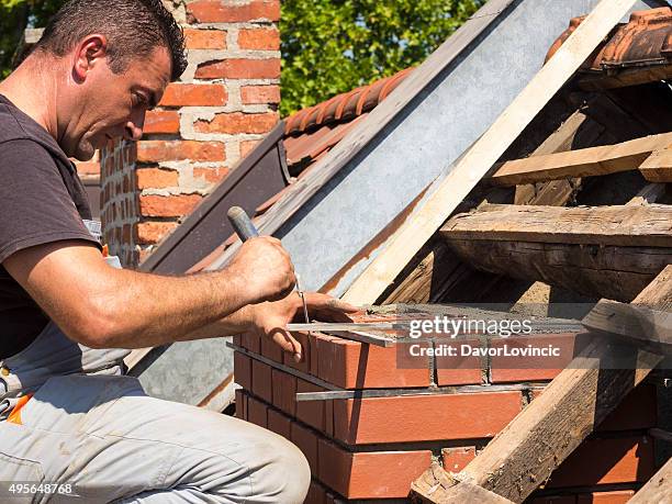 die details auf einer alten backstein-kamin auf dem dach - kamin konstruktion stock-fotos und bilder