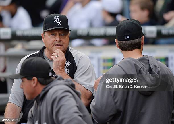 Pitching coach Don Cooper of the Chicago White Sox talks with manager manager Robin Ventura before the game against the Cleveland Indians at U.S....