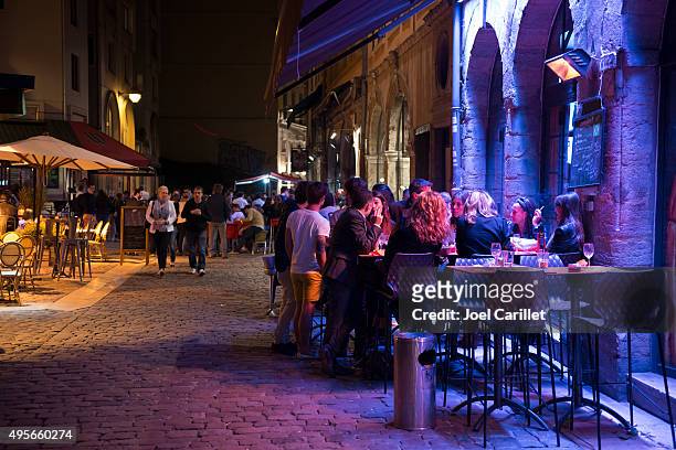 night cafe scene in lyon, france - 里昂 法國 個照片及圖片檔