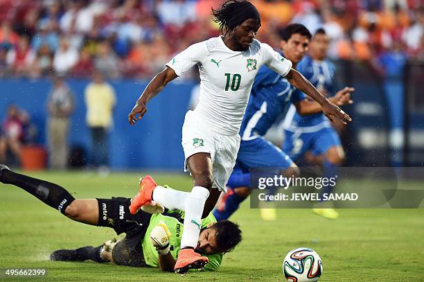 Ivory Coast's forward Gervinho dodges past El Salvador's goalkeeper Henry Hernandez to score a goal during a World Cup preparation match between...