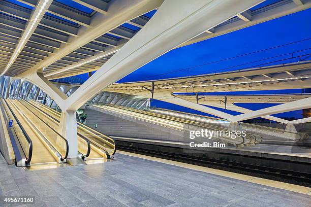 iluminado escadas rolantes modernos estação de trem ao anoitecer - província de liege - fotografias e filmes do acervo