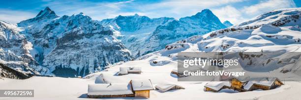 winter wonderland en bois chalets de ski alpine village, les montagnes aux sommets enneigés - lauterbrunnen photos et images de collection
