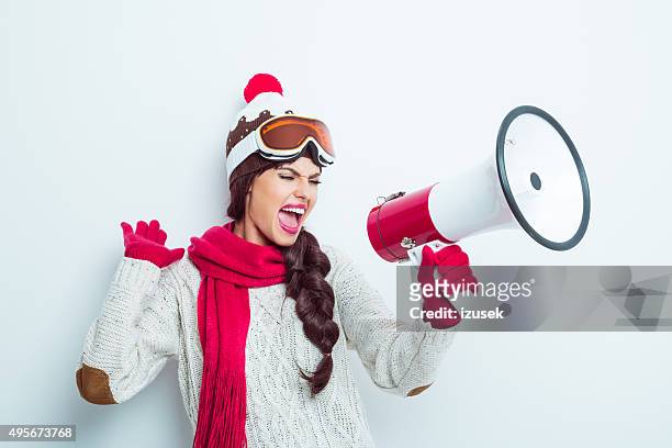 excitación mujer en invierno, gritando en megáfono disfraz - gafas de esquí fotografías e imágenes de stock