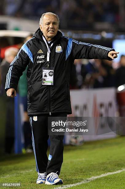 Alejandro Sabella, coach of Argentina, gives instructions to his players during a FIFA friendly match between Argentina and Trinidad & Tobago at...
