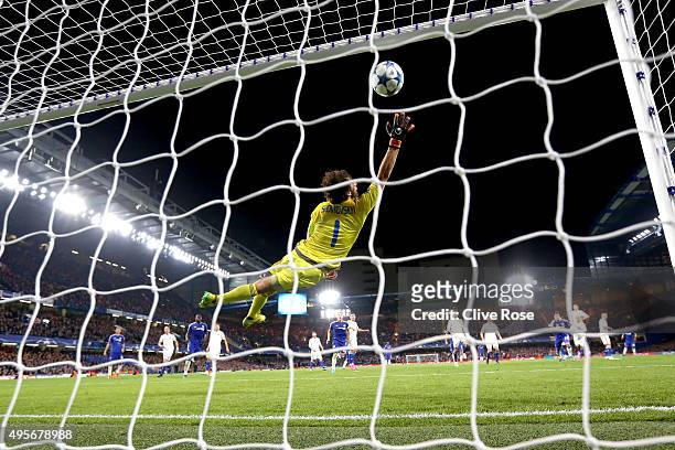 Oleksandr Shovkovskiy of Dynamo Kyiv fails to stop a shot from Willian of Chelsea for his side's second during the UEFA Champions League Group G...