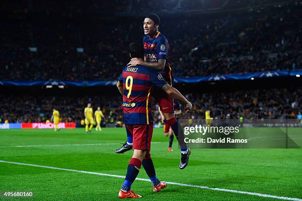 Neymar of FC Barcelona celebrates with his team mate Luis Suarez after scoring his team's third goalduring the UEFA Champions League Group E match...