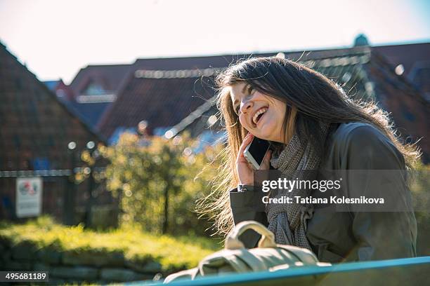 young woman talking on smart-phone - hoofd schuin stockfoto's en -beelden