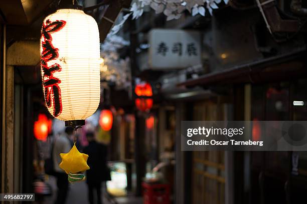 tokyo backstreet - tokyo japan night alley stock pictures, royalty-free photos & images