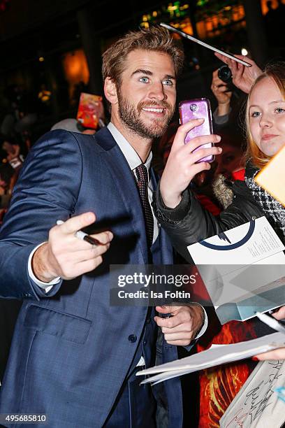 Liam Hemsworth with fans at the 'The Hunger Games: Mockingjay - Part 2' World Premiere on November 04, 2015 in Berlin, Germany.