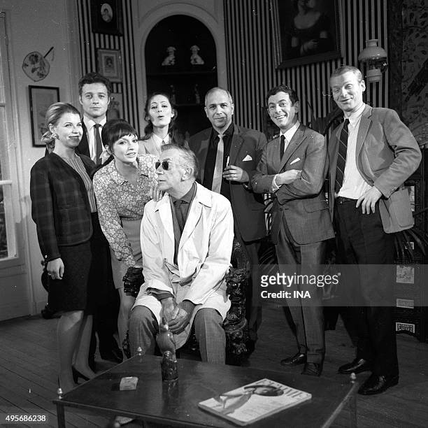 Group portrait on the shooting of the play "The model" with Maaike Jansen, Jacqueline Danno, Marcel Aymé, Francis Joffo, Claudine Coster, Robert...