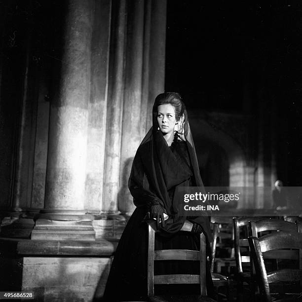 Laurence Vincendon in a church, during a scene of "The Jew of the castle trumpet", serial realized by Yannick Andrei.