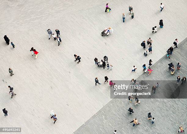 urban folla dall'alto - overhead view foto e immagini stock