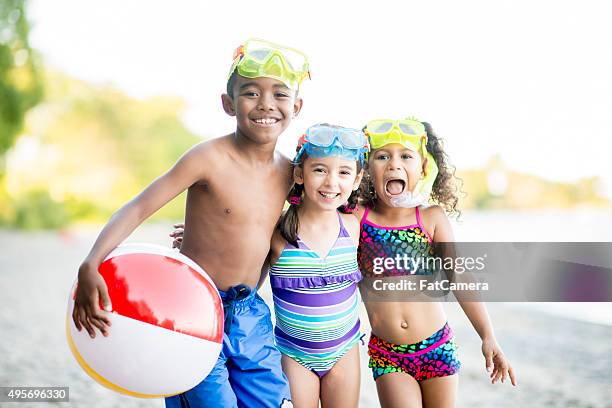 kinder spielen auf den see - boy in swimwear stock-fotos und bilder