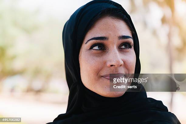 bella donna araba nel ritratto di sorridente all'aperto - emirati arabi uniti foto e immagini stock