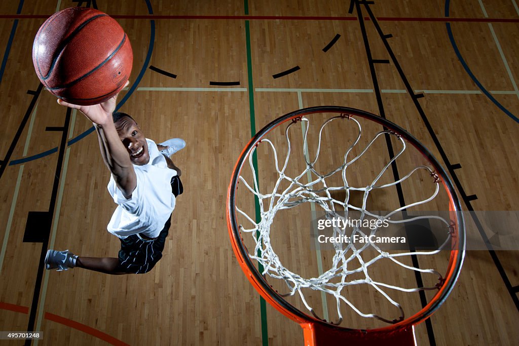 Un hombre Dunking Baskteball