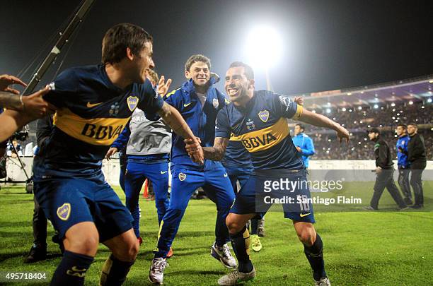 Carlos Tevez of Boca Juniors celebrates with his teammates after winning a final match between Boca Juniors and Rosario Central as part of Copa...