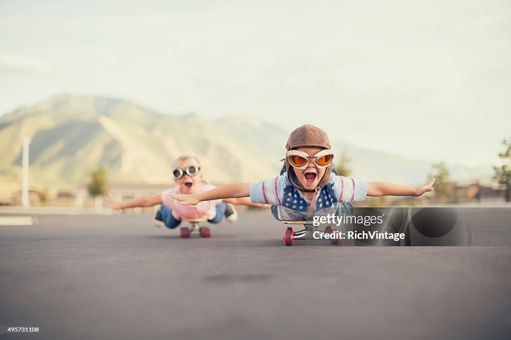 Junge Jungen und Mädchen Stellen Sie sich vor, dass Fliegen auf Skateboard