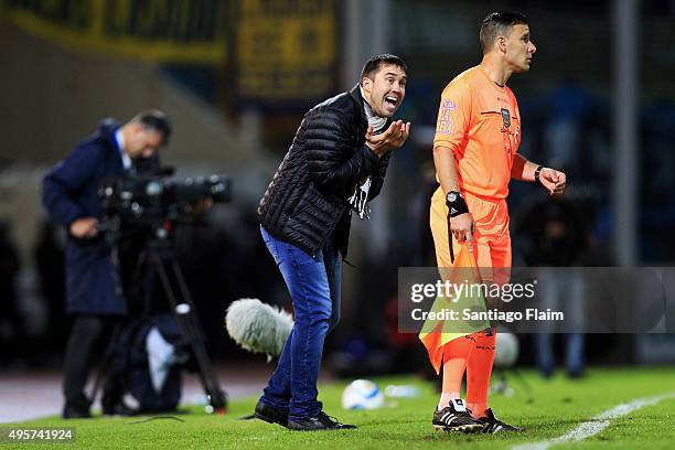 Eduardo Coudet, coach of Rosario Central appeals to the linesman during a final match between Boca Juniors and Rosario Central as part of Copa...