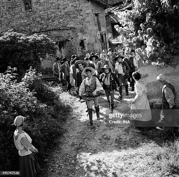 Outdoor, scene with Jean Lescot holding a hurdy-gurdy, Jacques Balutin, Claude Confortes, Michel Beaune and Christmas Bernard on the shooting of the...