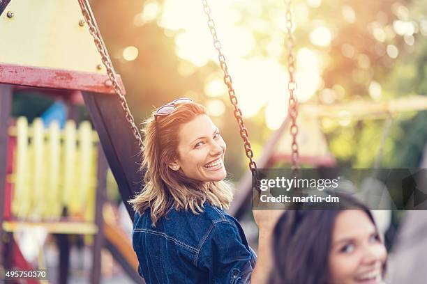teenager-mädchen schwingen im - schaukel frau stock-fotos und bilder