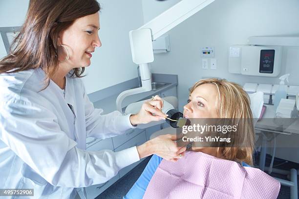 profesional dental preparar radiografías para un paciente en su oficina, horizontal - radiologia dental fotografías e imágenes de stock