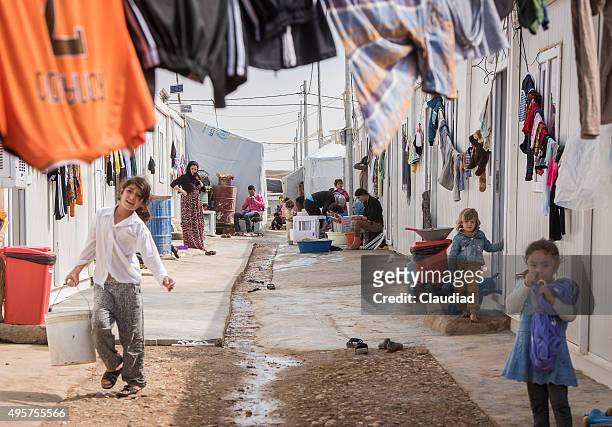 idp camp im kurdischen autonomie region - internally displaced person stock-fotos und bilder