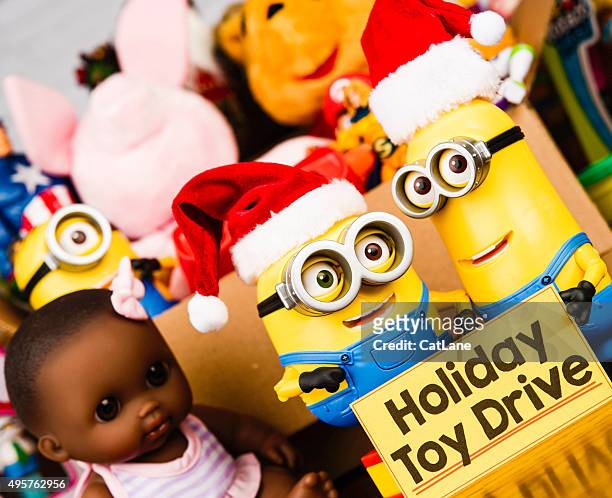 minion bob y kevin promover la recogida de juguetes - minions fictional characters fotografías e imágenes de stock