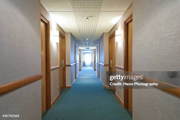 corridor at hotel in the uk - alfombra puerta fotografías e imágenes de stock