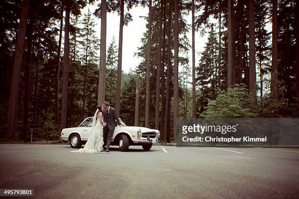 wedding - just married car stockfoto's en -beelden