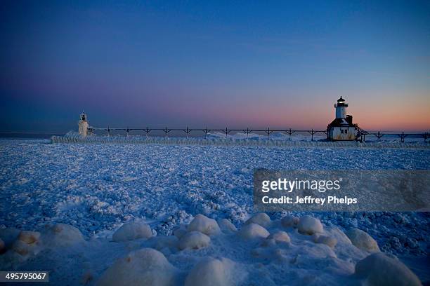 michigan lighhouse - michigan winter stock pictures, royalty-free photos & images