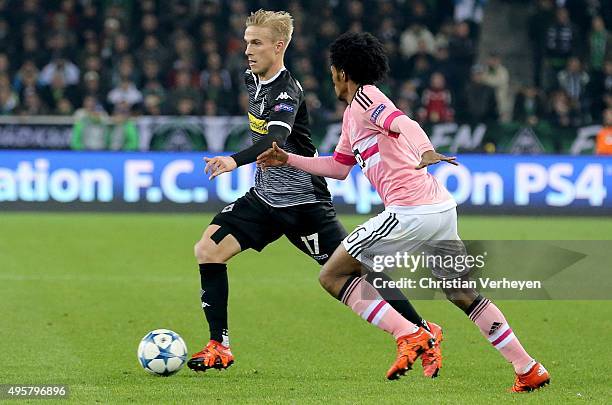 Oscar Wendt of Borussia Moenchengladbach is chased by Juan Cuadrado of Juventus Turin during the UEFA Champions League group stage match between...