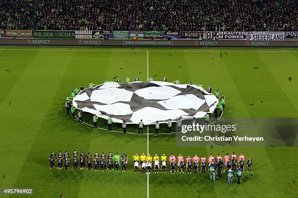 The Teams of Borussia Moenchengladbach and Juventus Turin pose ahaed the UEFA Champions League group stage match between Borussia Moenchengladbach...