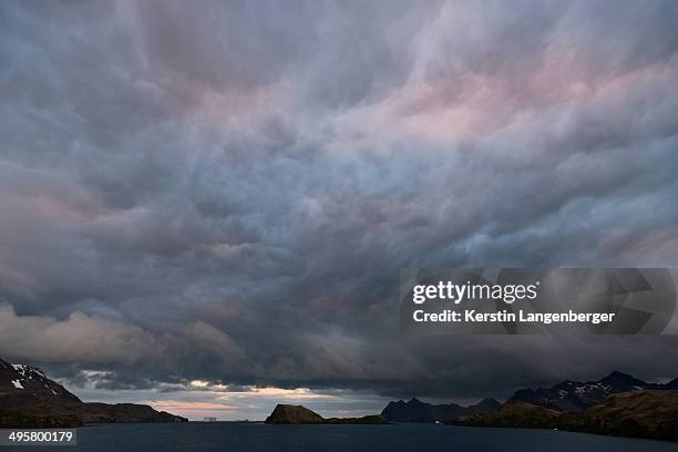 dramatic clouds at sunset, stromness harbour, stromness bay, south georgia and the south sandwich islands, united kingdom - inselgruppe south sandwich islands stock-fotos und bilder