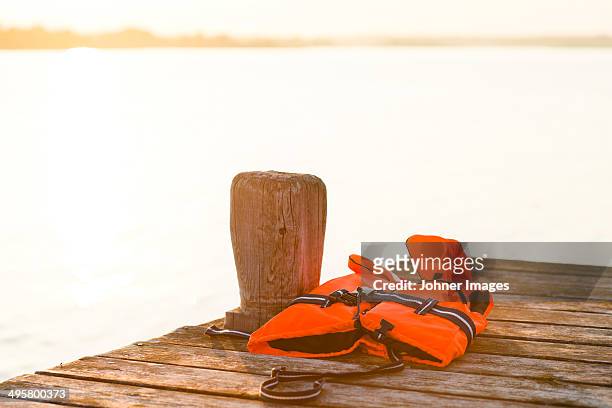 life vest on jetty, sandham, sweden - life jacket stockfoto's en -beelden