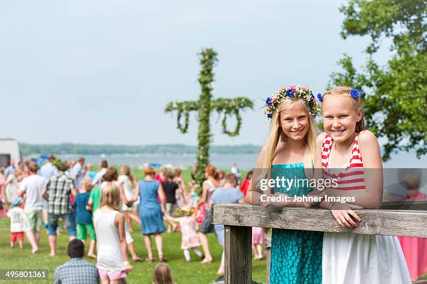 girls posing with maypole in background, ronneby, blekinge, sweden - summer solstice photos et images de collection