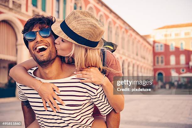 reisen bedeutet, folgen sie ihr glück in sich - people kissing stock-fotos und bilder