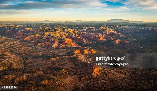 sedona sunrise vista aérea sobre a red rock country, no arizona, eua - flagstaff arizona - fotografias e filmes do acervo