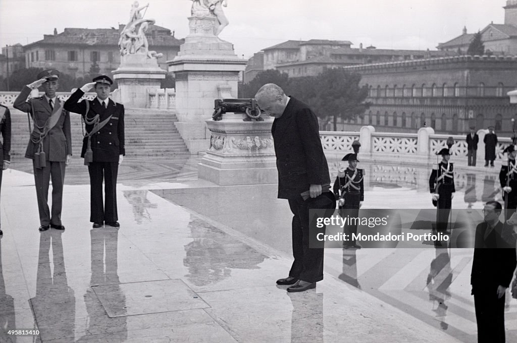 Enrico De Nicola visiting the Altar of the Fatherland