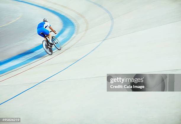 track cyclist riding around velodrome - cyclisme sur piste photos et images de collection