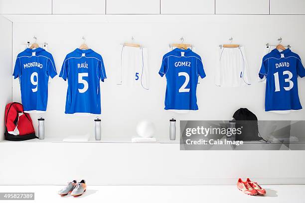 soccer team uniforms in locker room - tenue de football photos et images de collection